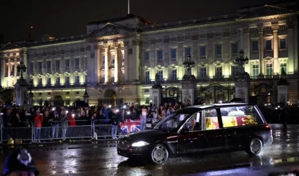 Хиляди посрещнаха тленните останки на Елизабет II в Лондон